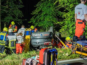 Unfall bei Wattendorf: Auto überschlägt sich - Fahrer (17) und Beifahrer schwer verletzt
