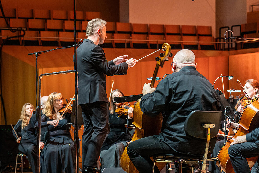Großes Orchester, Solisten und Sänger!