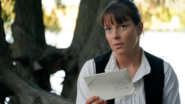 Maria (Ronja Rath) findet an ihrem Nachtlager einen Brief bei Cems Sachen. Wer ist die ominöse Mirjam? Hat sie etwas mit Cems manchmal so schlechter Stimmung zu tun?