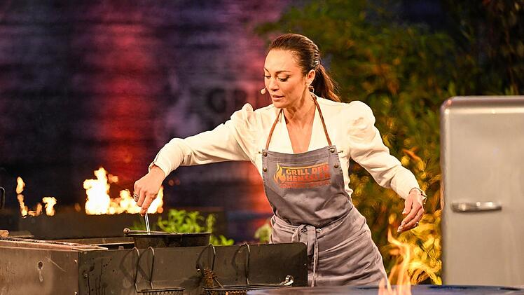Lilly Becker forderte Henssler in der Vorspeise zum englischen Klassiker "Rinderfiletstreifen, Minzsauce und Yorkshire-Pudding" heraus.