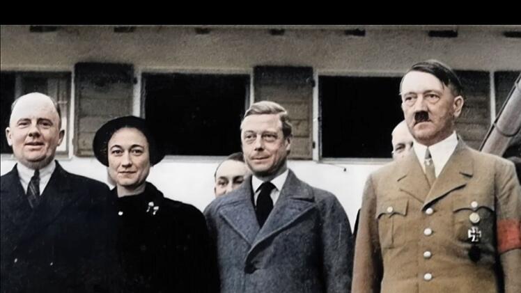 Nur ein Jahr nach seiner Abdankung als K&ouml;nig lie&szlig;en sich Edward (zweiter von rechts) und seine Frau Wallis Simpson mit Adolf Hitler (rechts) ablichten.