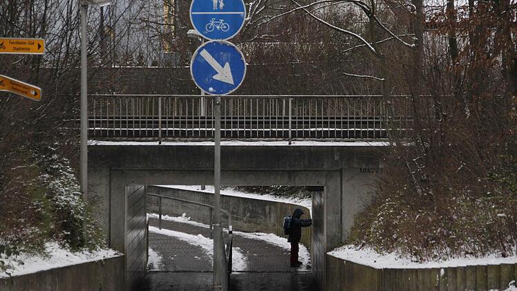 ... im Norden der Königsstadt ein.