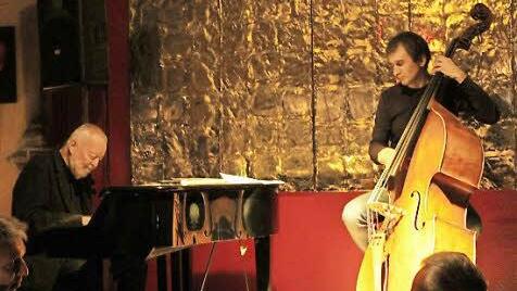Live-Authentizität: Joe Kienemann am Piano und Sava Medan am Kontrabass bei einem Gig im Voglers.