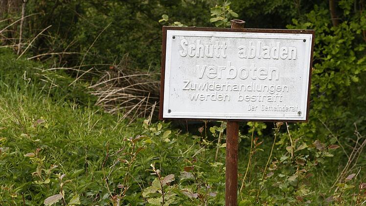 Ein altes Schild erinnert an die Müllabladezeiten Es ist gezeichnet mit "der Gemeinderat", Melkendorf war da noch eigenständig.Foto: Jochen Nützel