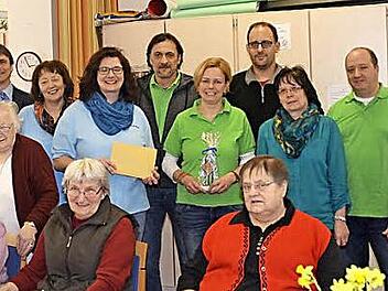 Froh über die Spende: Roland Baierwaltes (stehend, 2.v.l.), Heike Welscher (stehend, 4.v.l.), Martin Buckreus, Birgit Fischer (mit dem Oskar- Pokal), Oliver Schwarz, Petra Fehn und Frank Hirschböck.  Foto: Hofmann