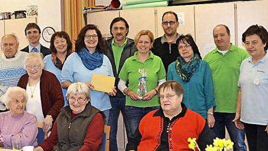 Froh über die Spende: Roland Baierwaltes (stehend, 2.v.l.), Heike Welscher (stehend, 4.v.l.), Martin Buckreus, Birgit Fischer (mit dem Oskar- Pokal), Oliver Schwarz, Petra Fehn und Frank Hirschböck.  Foto: Hofmann