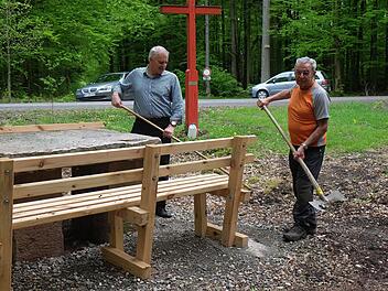 Bürgermeister Jürgen Karle und Kurt Müller an der neuen Sitzgruppe. Foto: Gerd Schaar