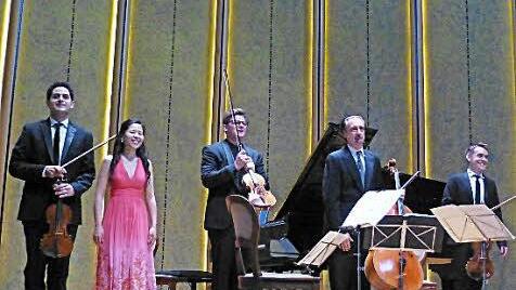 Langer Applaus für ihren Schumann (von links): Arnaud Sussmann, Gloria Chien, Chad Hoops, David Finckel und Matthew Lipman. Foto: Ahnert