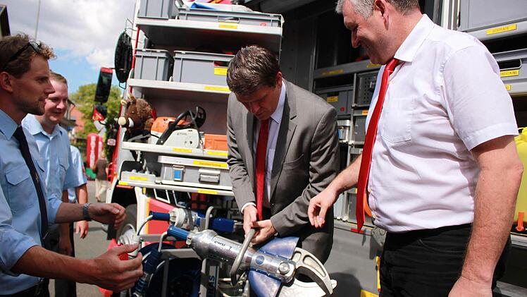 Ein wichtiges Gerät für die technische Hilfeleistung ist der Spreizer. Dass der ziemlich schwer ist, durften Schirmherr und Bürgermeister selbst erfahren.