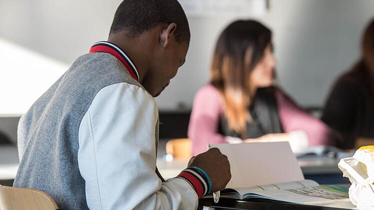 Der Lernhunger jugendlicher Asylbewerber ist groß. Doch das Berufliche Schulzentrum Forchheim zum Beispiel hat nicht die Kapazität, alle Anfragen zu befriedigen.  Foto: Armin Weigel/dpa
