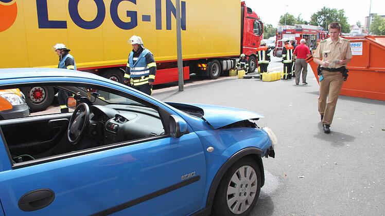 Ein Opel Corsa und ein Sattelschlepper stießen auf der Schauer-Kreuzung zusammen. Foto: Stephan Tiroch