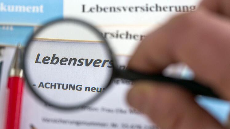 Die Versicherung seines eigenen Cousins hatte ein Vertreter manipuliert und sich so über 18 000 Euro ergaunert. Er hielt eine Bewährungsstrafe, die einem Berufsverbot gleichkommt.  Symbolfoto: Jens Büttner, dpa