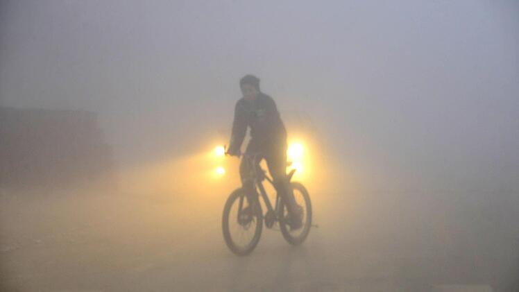 Aufgrund der aktuellen Wetterlage herrscht in fränkischen Städten derzeit besonders dicke Luft. Nürnberg führt die Liste an. Symbolfoto: Zhao Yuguo/dpa