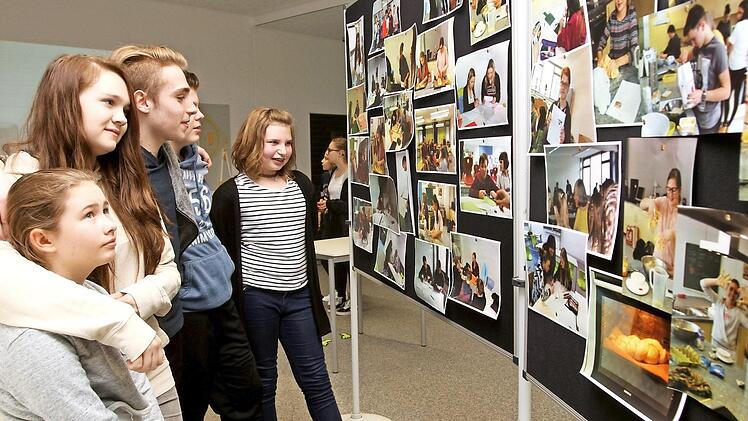 Die Projektwoche in Bildern mit vielen Dokumenten stieß bei den Schülern auf großes Interesse. Foto: Günther Geiling