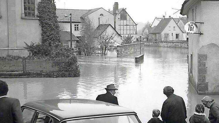 Im Jahr 1969 erreichte das Hochwasser sogar die Klosterkirche. Die Münnerstädter, die nicht direkt davon betroffen waren, schauten staunend auf die Seenplatte, die sich vor ihren Augen in der Manggasse auftat. Damals gab es keinen Hochwasserdeich. Foto: Stadtarchiv