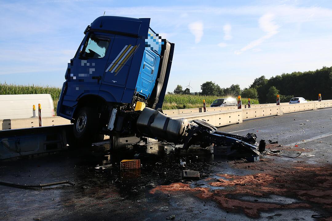 Unfall auf A9: Sattelzug prallt gegen Baustelle