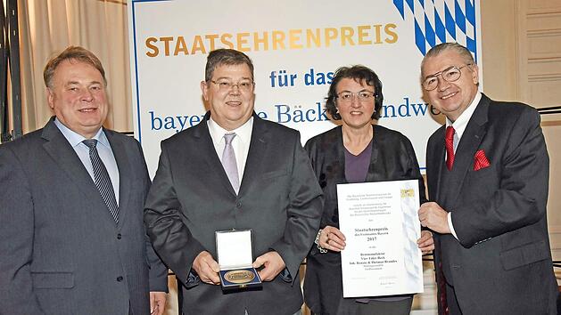 Bei der Auszeichnung in M&uuml;nchen (v.&nbsp;l.): Staatsminister Helmut Brunner, Dietmar Brandes, Renate Brandes und Heinz Hoffmann, Landesinnungsmeister des bayerischen B&auml;ckerhandwerks  Foto: Baumgart/StMELF