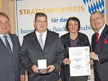 Bei der Auszeichnung in München (v. l.): Staatsminister Helmut Brunner, Dietmar Brandes, Renate Brandes und Heinz Hoffmann, Landesinnungsmeister des bayerischen Bäckerhandwerks  Foto: Baumgart/StMELF