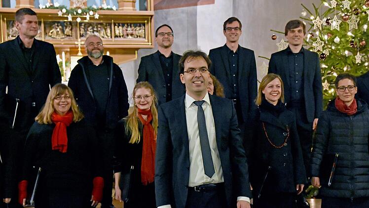 Professor Matthias Beckert (im Vordergrund), Leiter des Vokalensembles "Cantabile Regensburg", freute sich nach seinem Konzert in der Stadtpfarrkirche in Haßfurt zusammen mit seinen Sängerinnen und Sängern über den frenetischen Beifall der Zuhörer.