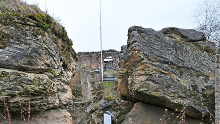 Noch ist die Burgruine Lichtenstein trist und grau, doch schon bald werden die Hecken und Sträucher zu blühen beginnen. Die Betreuung des Areals ist eine der Hauptaufgaben des Heimatvereins.  Foto: Simon Albrecht