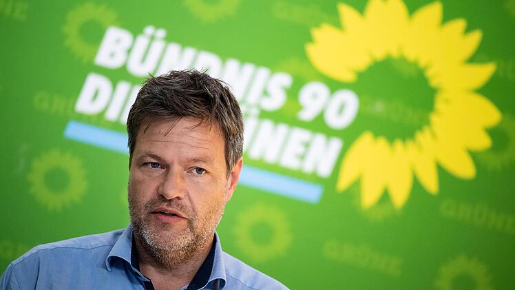 Grünen-Chef Robert Habeck soll anlässlich des 100-jährigen Bestehens der Marktgemeinde Peißenberg  (Oberbayern) als Gastredner auftreten. Die stellvertretende Generalsekretärin und Kreisvorsitzende der Bayernpartei,  Regina Schropp, will das verhindern. Sie fordert ein Einreiseverbot für Habeck. Foto: Bernd von Jutrczenka/dpa