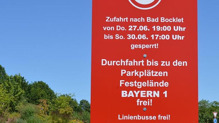 Rote Schilder stehen jetzt am Verkehrskreisel Aschach, damit sowohl G&auml;ste als auch Einheimische die Verkehrsf&uuml;hrung w&auml;hrend des Festivals verinnerlichen.  Isolde Krapf