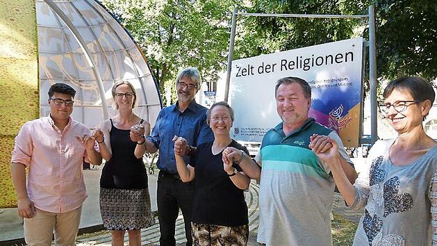 Vertreter von vier Religionen laden jeden Interessierten zum Sommerfest am Zelt ein.  Foto: Marion Kr&uuml;ger-Hundrup
