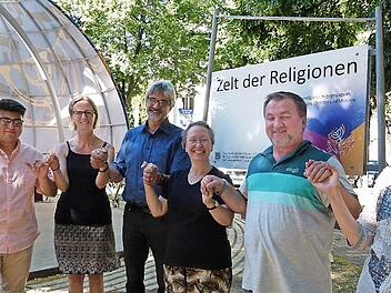 Vertreter von vier Religionen laden jeden Interessierten zum Sommerfest am Zelt ein.  Foto: Marion Krüger-Hundrup