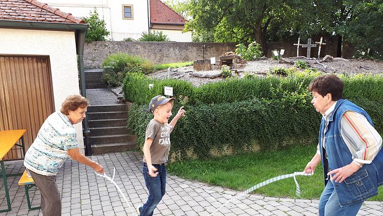 Beim Seilspringen hatten Kinder wie auch Senioren ihre Freude. Foto:  Nathalie Langer