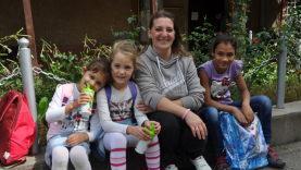Erzieherin Tünde mit drei von ihren zehn Kindern aus der Sozialfamilie. Sie alle müssen in diesem Jahr vergeblich auf die Hilfsgüter der Kolpingfamilie Stadtlauringen warten, die stets von Thundorf und Rannungen unterstützt wird. Der Transport ist aus Sicherheitsgründen abgesagt.Werner Steinruck