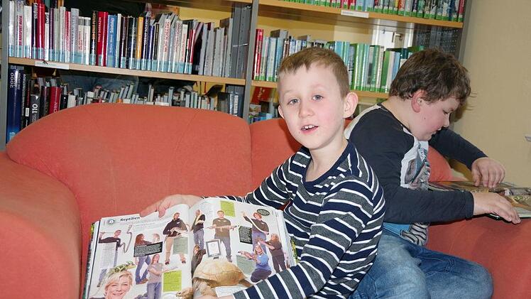 In der "Bibliothek im Alten Torhaus" in Teuschnitz vermisst man  insbesondere die Kinder. Hier ein Bild vor dem Lockdown, als die Jungen und Mädchen der Teuschnitzer Grundschule zu Besuch in der Bücherei waren.   Heike Schülein