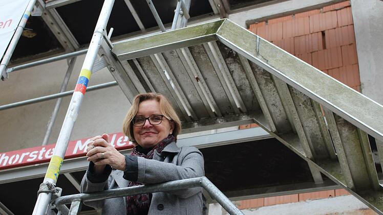 Ulla Farkas ist schon vertraut mit der Sanierung der Grundschule in der Marktgemeinde Zeitlofs. Foto: Julia Raab