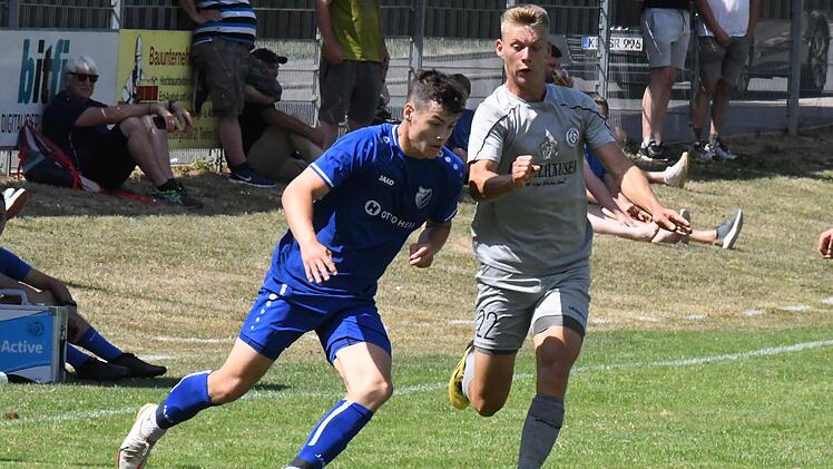 Jan Krettek (links) musste sich in Arnshausen mit seinem FC 06 Bad Kissingen nur knapp dem Bayernligisten Würzburger FV mit 0:1 geschlagen geben. Foto: Hopf