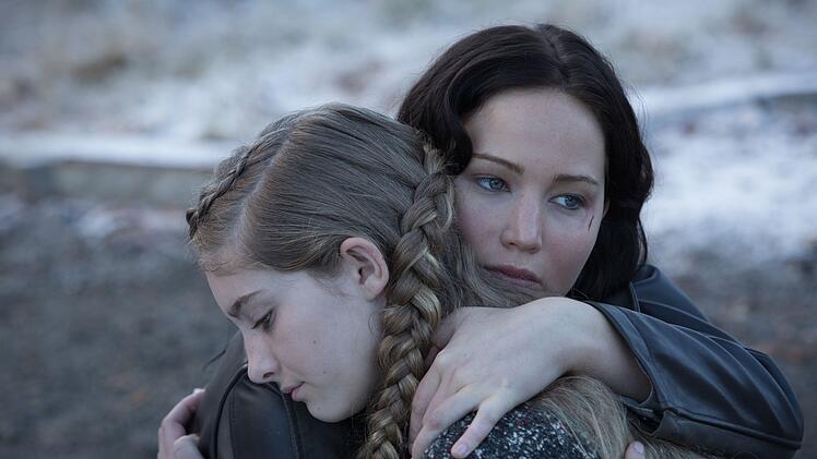 Erneut muss sich Katniss (Jennifer Lawrence, rechts) von ihrer Schwester Prim (Willow Shields) verabschieden - vielleicht f&uuml;r immer.