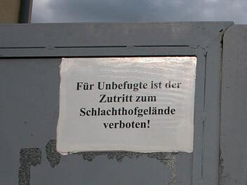 Auf dem Coburger Schlachthof wird Schmu getrieben, ergaben die Recherchen des Fernsehmagazins "quer". Unabhängig davon wollte die Stadtverwaltung ohnehin die Schließung vorantreiben. Das wird auch Thema in der Stadtratssitzung am Donnerstag sein. Foto: Christiane Lehmann