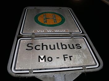 Statt der Firma Wolf bringt das Busunternehmen Federlein die Schüler in die Schule.  Foto: Gerd Schaar