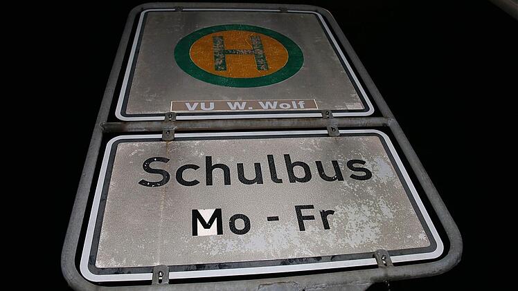 Statt der Firma Wolf bringt das Busunternehmen Federlein die Schüler in die Schule.  Foto: Gerd Schaar