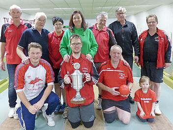 Die Erstplazierten und Organisatoren der Tandemmeisterschaft des TV Ebern mit (hinten v.l.) Thomas Hagel (Sportwart/Turnierleiter), Willi Holdorf (2.), Christina Hämmerlein (2.), Susanne Dürr (1.), Robert Lurz (3.), Horst Dürr (4.), Achim Dietz (Vorstand); (vorne v.l.) Lukas Wolf-schmitt (4.). Stefan Lurz (1.), Dieter Hunger (3.) und das Maskottchen Frida. Foto: Dietz