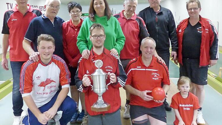 Die Erstplazierten und Organisatoren der Tandemmeisterschaft des TV Ebern mit (hinten v.l.) Thomas Hagel (Sportwart/Turnierleiter), Willi Holdorf (2.), Christina Hämmerlein (2.), Susanne Dürr (1.), Robert Lurz (3.), Horst Dürr (4.), Achim Dietz (Vorstand); (vorne v.l.) Lukas Wolf-schmitt (4.). Stefan Lurz (1.), Dieter Hunger (3.) und das Maskottchen Frida. Foto: Dietz