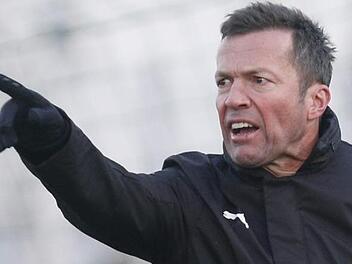 Lothar Matthäus legte auf dem Trainingsplatz die Zurückhaltung schnell ab. Fotos: Sebastian Baumann/anpfiff.info