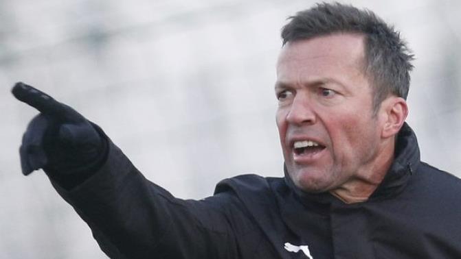 Lothar Matthäus legte auf dem Trainingsplatz die Zurückhaltung schnell ab. Fotos: Sebastian Baumann/anpfiff.info