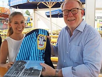 Sogar an ein Strandtuch für Lara Regenspurger hat Hans Michelbach gedacht. Foto: Ulrike Nauer