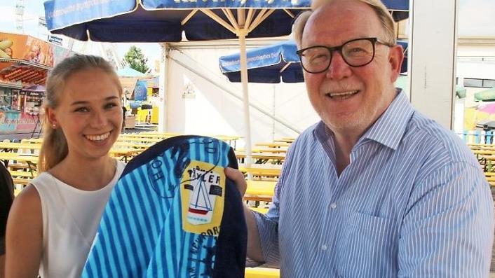 Sogar an ein Strandtuch für Lara Regenspurger hat Hans Michelbach gedacht. Foto: Ulrike Nauer