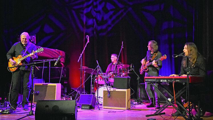 Stars aus Tschechien: Die "Luboš Andršt Blues Band" mit (von links) Luboš Andršt, Jaromír Helešic (Schlagzeug), Vladimir "Guma" Kulhanek (Bassgitarre) und Jan Holecek (Gesang, Orgel) faszinierte mit modernem elektrischen Blues
