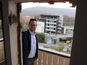 Junior-Chef Gregor Kunzmann auf dem Balkon des Abbruch-Hauses, im Hintergrund das Hauptgebäude des Familienbetriebs mit 114 Betten.Ralf Ruppert