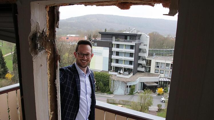 Junior-Chef Gregor Kunzmann auf dem Balkon des Abbruch-Hauses, im Hintergrund das Hauptgebäude des Familienbetriebs mit 114 Betten.Ralf Ruppert