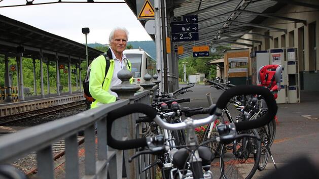 Stadtrat Richard Fix (Grüne) setzt sich für einen attraktiven Radparkplatz am Kissinger Bahnhof ein. Foto: Benedikt Borst