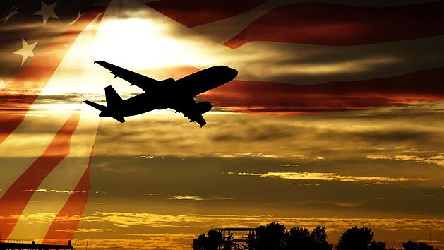 Ein Flugzeug und Flagge von Amerika