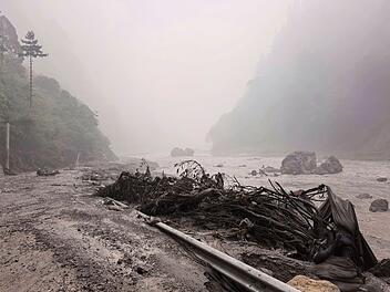 Sturzflut an Grenze zwischen China und Nepal