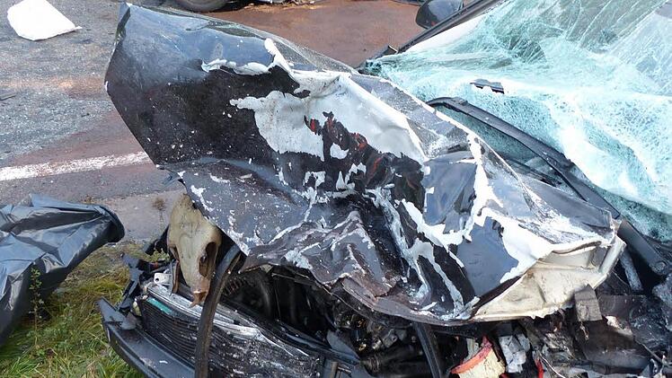 Mit großer Wucht müssen die beiden Autos aufeinander geprallt sein.  Fotos: Klaus Schmitt